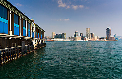 男生和女生打扑克｜时尚SUV助力情侣欢乐驾驶，共享轻松生活新风尚-1