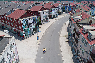 男生和女生打扑克｜时尚SUV助力情侣欢乐驾驶，共享轻松生活新风尚-2