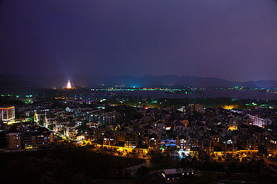 两个人看的www：“双座新能源汽车引发关注：独特设计、卓越性能，绿色出行新体验”-3