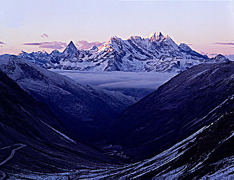 乱伦视频网｜创新驱动未来：某车企智能网联汽车引领行业新标杆，安全环保驾驶新体验-3