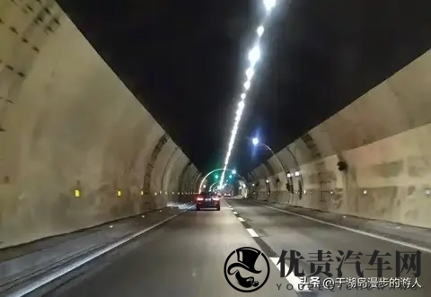 高速隧道遇“龟速车”?超不了别硬刚!交警亲授6招,新手安心过-3