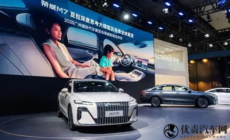 彻底告别“预制菜”，荣威M7首发“活人感”AI车机-1