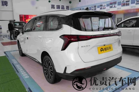 风行游艇PHEV上市,15万买插混MPV,中端市场要变天?-3