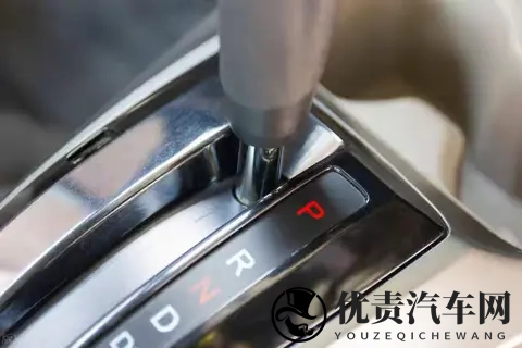 自动挡等红灯，挂D挡才是老司机的智慧？N挡党可能错了！-1