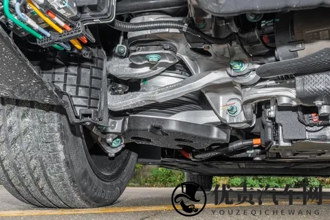 比亚迪又出狠货,落地30万,6座+空悬+冰箱,家用真香-1