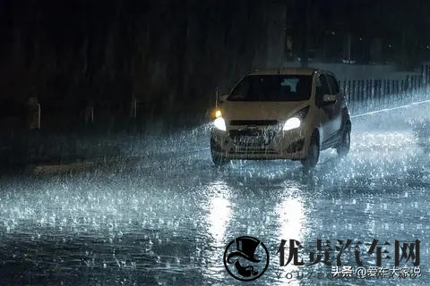 下暴雨开车，雨水撞击车头，会不会被吸入气缸？-1