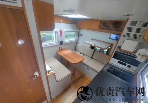 奔驰旅居车：铁皮屋里的移动生活实验-1