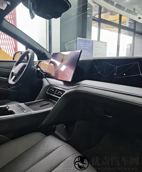 2026款宋L DM-i升级亮点解析:续航200km标配云辇C+前排加热通风-3