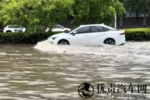 雨天开车不是“慢就行”!这3个灯光误区、4个停车禁忌,能救一命-2