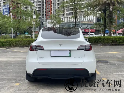 特斯拉Model Y：准新22款，17万多开回家，通勤代步值不值？-3
