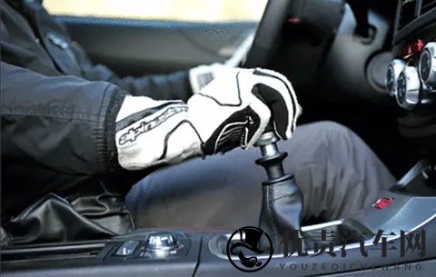 绿灯不走、故意堵车是违法行为，“闯绿灯”同样属于交通违法-3