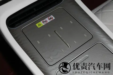 不吹不黑！阿维塔12皇家剧院版：四激光雷达 + 华为ADS，诚意如何？-1