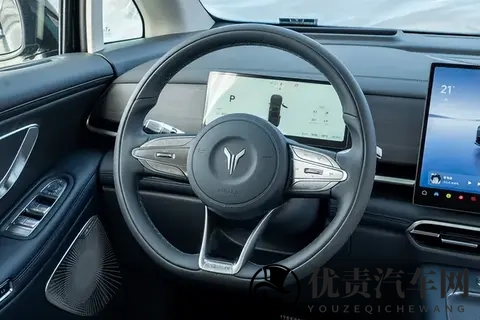 同价位比表现突出，采用800V平台，26款岚图梦想家咋样？-1