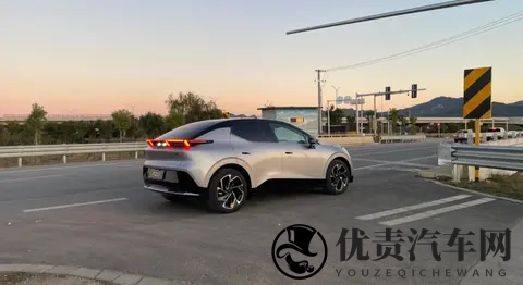 偶遇银色领克 Z20，大轮毂一装气场全开-1