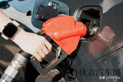 为什么又鼓励大家购买燃油车，新能源不香了？咱看懂这信号了-3