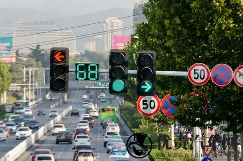 【冤吗？】绿灯你不动，后车按喇叭不算啥，警察罚款扣分才扎心！-1