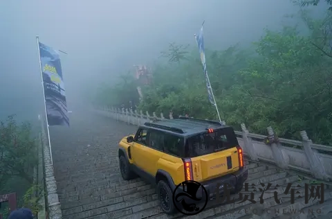 奇瑞风云X3L挑战天门山失败 爬天梯挑战以撞坏护栏告终-3