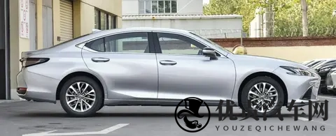 30多万的ES300h，能打BBA吗？-1