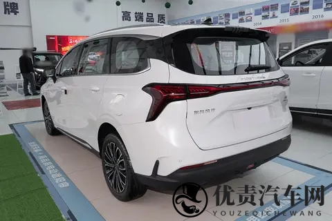 国产又一插混7座MPV,车长4850mm,2+2+3座椅,纯电续航120km-1