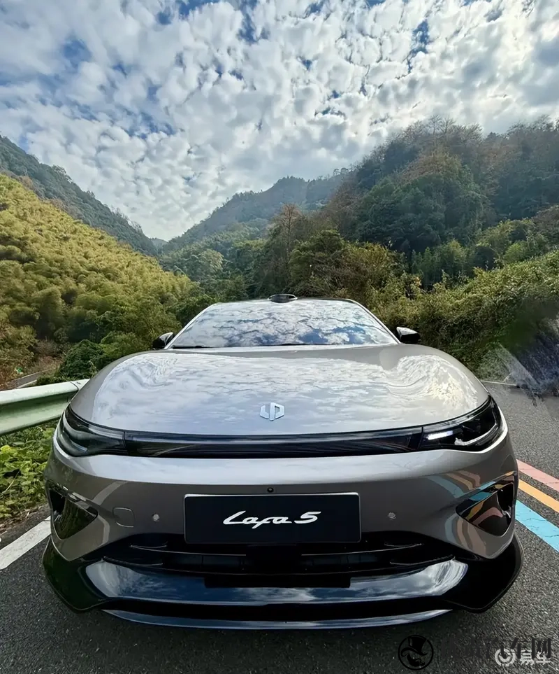 零跑Lafa5 Ultra实车亮相 2026年二季度上市-1