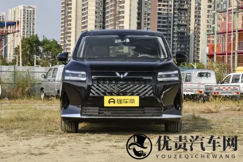 实拍五菱星光730：10万级家用车新选择，侧滑门+双独悬-1