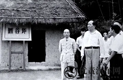 【看图说文】韶山冲里那辆银灰色吉姆车-1