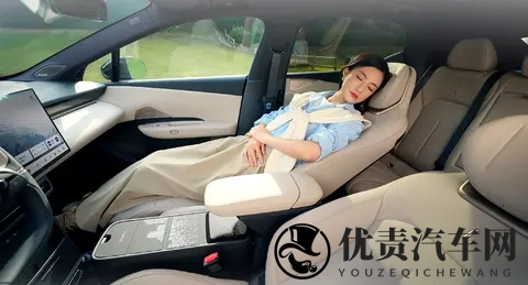 偶遇银色领克 Z20，大轮毂一装气场全开-2