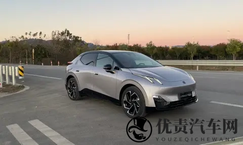 偶遇银色领克 Z20，大轮毂一装气场全开-3