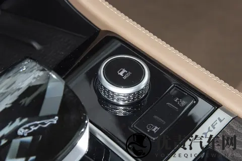 捷豹 XFL 2025 款双车横评:谁才是豪华轿车的 “价值真王者”-3