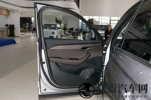 试驾星越L,20T+8155芯片,安全配置拉满,家用SUV新标杆-1