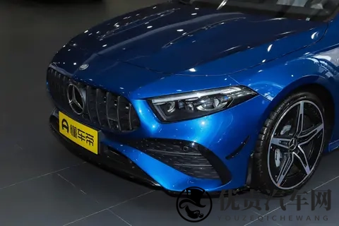 2025 款奔驰 A 级 AMG 两款车型对比：动力同源，配置差异影响选择？-1