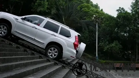 越野车挑战天门山天梯溜车撞坏护栏-1