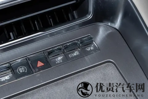 家庭出行的温馨伴侣:体验腾势N8L-1