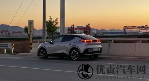 街头惊现银色领克Z20，是官方新动作还是车主创意改装？-3