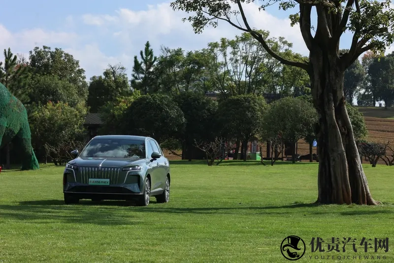 1788万起！红旗HS6PHEV为家庭出行焕新体验-1