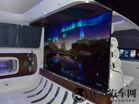 奔驰全新MPV来了！外观很梦幻，内饰太缥缈，网友：犹如在梦里！-3