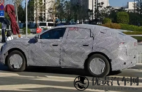 小鹏MONA SUV谍照曝光！轿跑SUV风格，将于2026年推出-1
