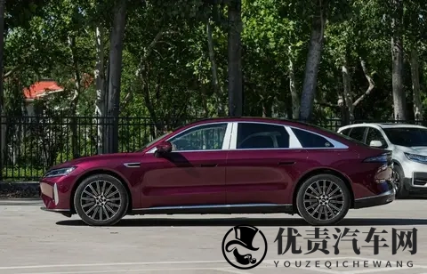 高速稳如BBA!奇瑞风云A9L值不值得买?老司机掏心窝子说10句实话-2