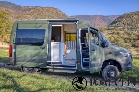 定制车型：可供两人乘坐的奔驰Sprinter 4x4，配备电磁炉和马桶-1