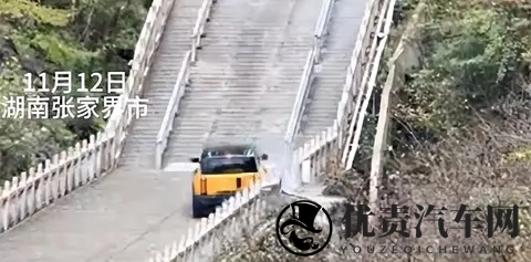 险象环生!奇瑞车在天门山翻车,景区设施严重损毁-3