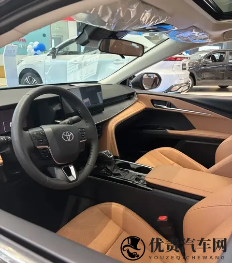 20万硬刚！凯美瑞混动吹上天？帕萨特Pro内饰动力双碾压！-2