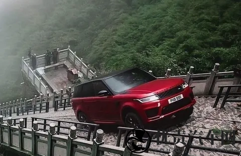 奇瑞风云X3L挑战天门山失败 爬天梯挑战以撞坏护栏告终-2