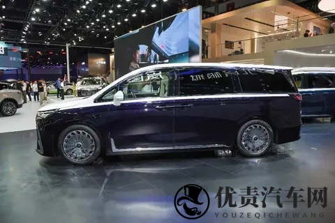 26款岚图梦想家乾崑系列，动力强劲、空间宽敞、配置丰富-1