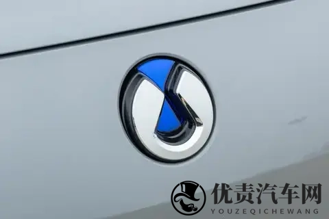 腾势N8L DM：52米车长+3米轴距，全家出游不用愁！-1