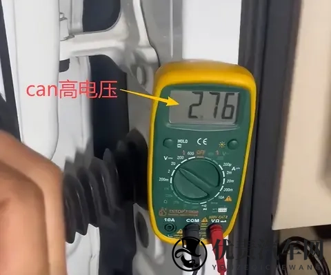 奔驰GLK玻璃升降及座椅调节同时不工作，左前门开关全部失灵！-3