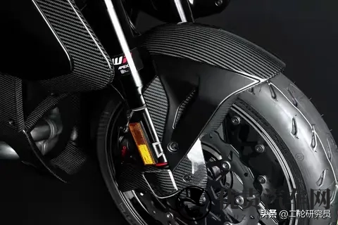 巴博斯跨界摩托车圈！这辆“德系猛兽”能否碾压日系？-1