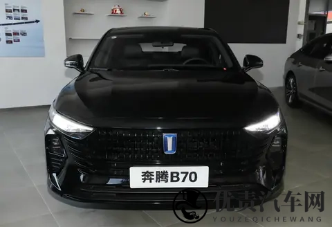试驾2026款奔腾B70:戈型大灯+掀背尾门,这匹家用黑马实力几何?-1