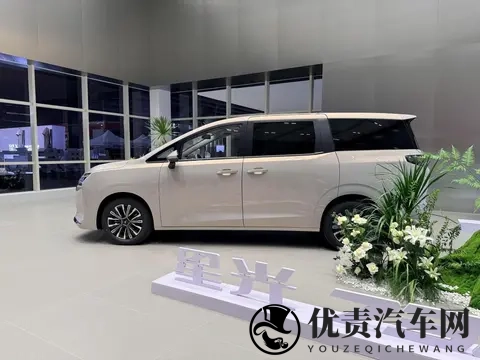 10万级七座MPV新选择!五菱星光730上市-1