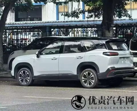 五菱星光560实车现身,外观大气,轴距2810mm,5_7座,三种动力-2