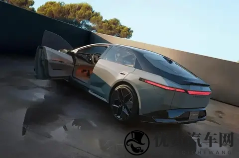 第13代丰田卡罗拉的“渣男”气质，真让女生上头-3